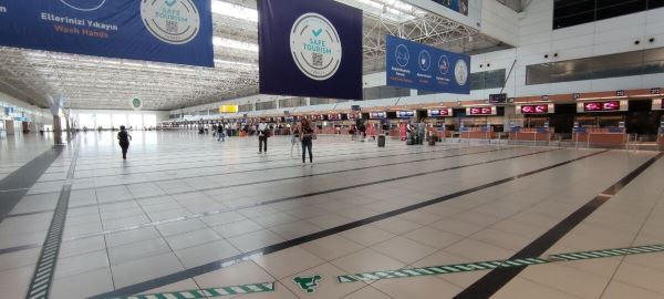 Что происходит в аэропорту главного курорта Турции. Фото и видео<br />
