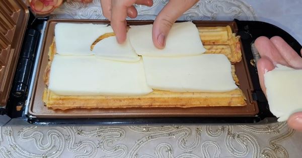 Хрустящий тост с колбасой и сыром на завтрак