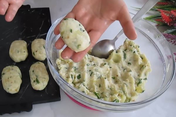 Картофельные лежни с сыром в панировке