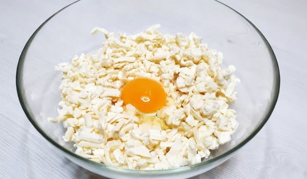 Необычный рецепт завтрака: соленые сырники из плавленых сырков