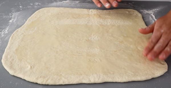 Слоистый луковый хлеб на сковороде