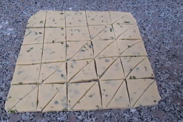 Треугольники с сыром на сковороде: быстрая закуска