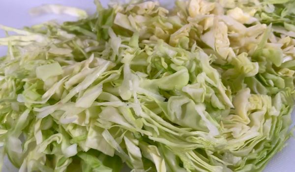 Весенний салат из капусты и зелени без майонеза