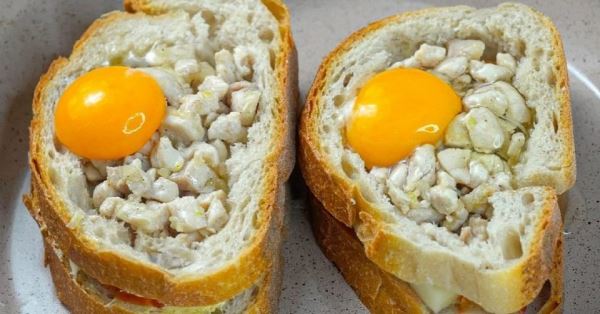 Хлебные лодочки с курицей и яйцом в духовке