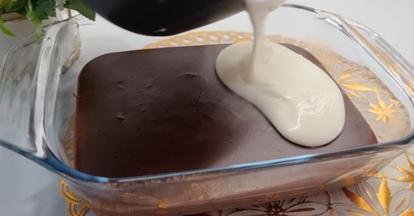 Многослойный десерт из муки и молока: без духовки и желатина