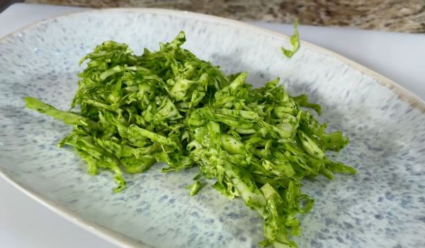 Весенний салат из капусты и зелени без майонеза