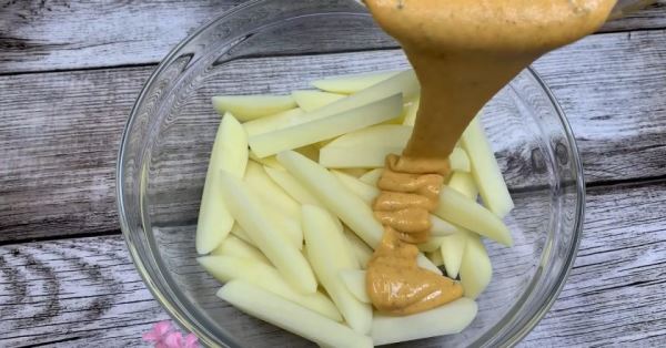 Жареная картошка в кляре со сливочно-сырным соусом