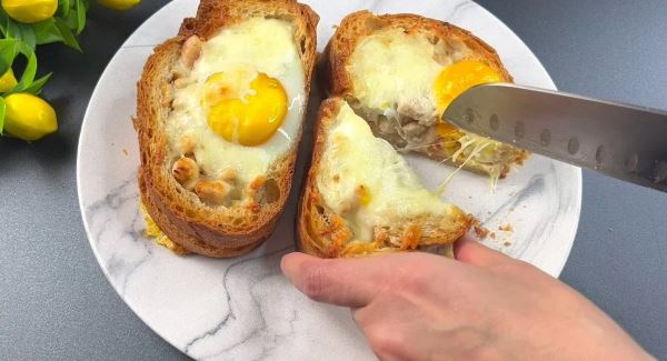 Хлебные лодочки с курицей и яйцом в духовке