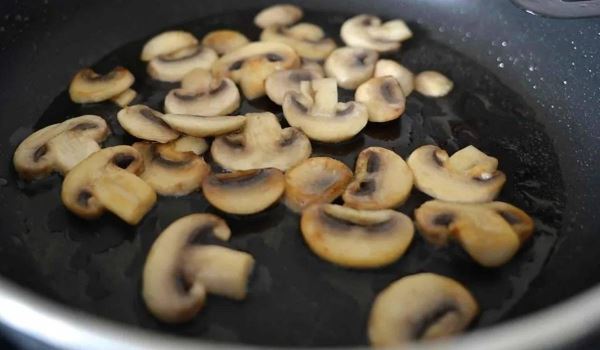 Мясное рагу с грибами: настолько мягкое, что тает во рту